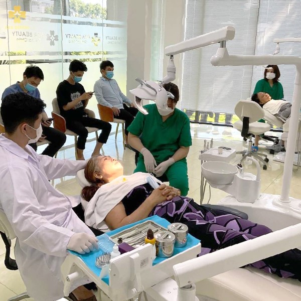 Trồng răng Implant có đau không 17 Bác sĩ chuyên môn cao, giàu kinh nghiệm