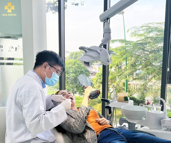 Giải đáp thắc mắc: Nhổ răng bao lâu thì trồng lại được? 6 Bac si thuc hien cay ghep Implant