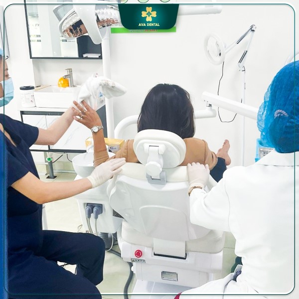 Khám phá những lợi ích của răng sứ thẩm mỹ 8 Cong nghe cay ghep Implant he thong may moc thiet bi